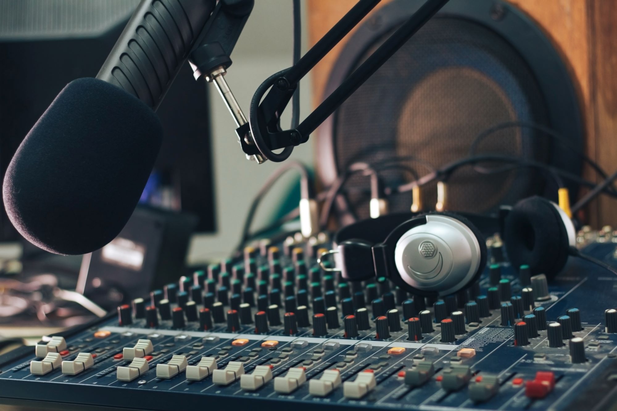 Exciting Times for Commercial Radio: A 5% Surge in Advertising Revenue!